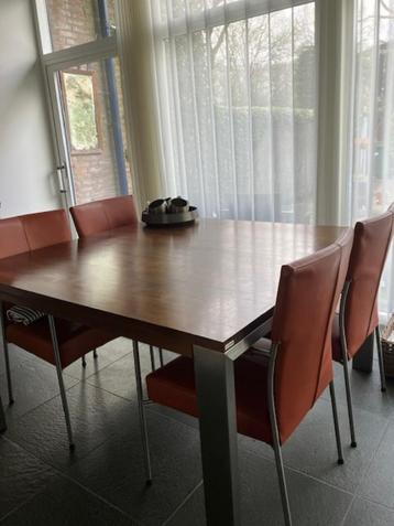 eettafel met stoelen beschikbaar voor biedingen