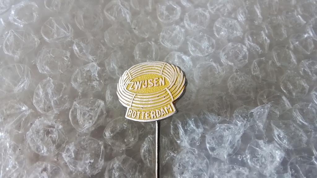 Speldje uitgeverij zwijsen uit Rotterdam, Verzamelen, Speldjes, Pins en Buttons, Ophalen of Verzenden, Zo goed als nieuw, Sport