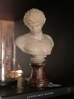 Klassieke buste van albast op marmeren sokkel, Ophalen of Verzenden
