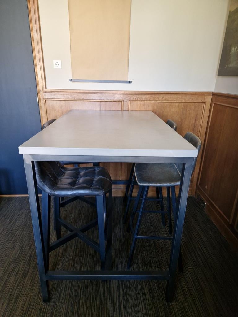 Hoge statafel van ijzer met licht blad en 4 barkrukken, Ophalen