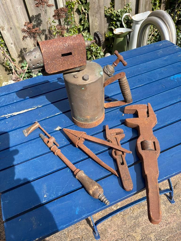 Antiek gereedschap van de loodgieter (vintage), Ophalen