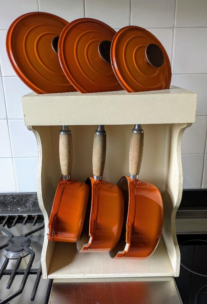 Cousances vintage 3-delige pannenset origineel hangkastje., Huis en Inrichting, Keuken | Potten en Pannen, Gebruikt, Pannenset