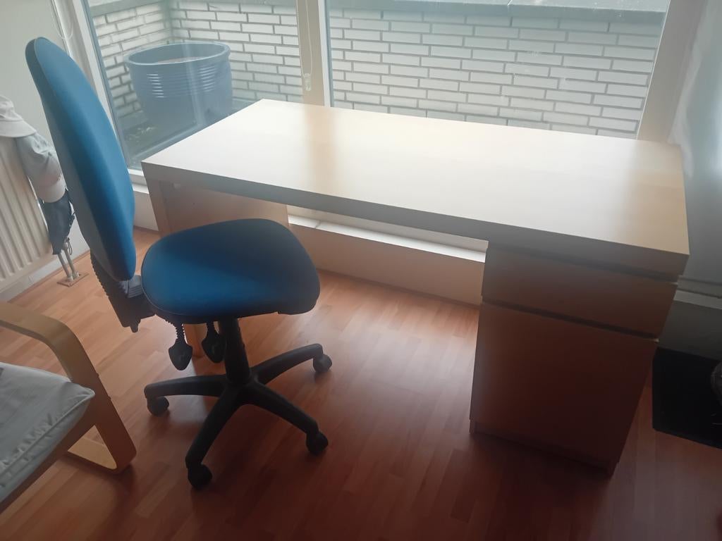 Buro met stoel voor kinderen,  goede staat, hoog ca 75cm, Ophalen of Verzenden, Zo goed als nieuw