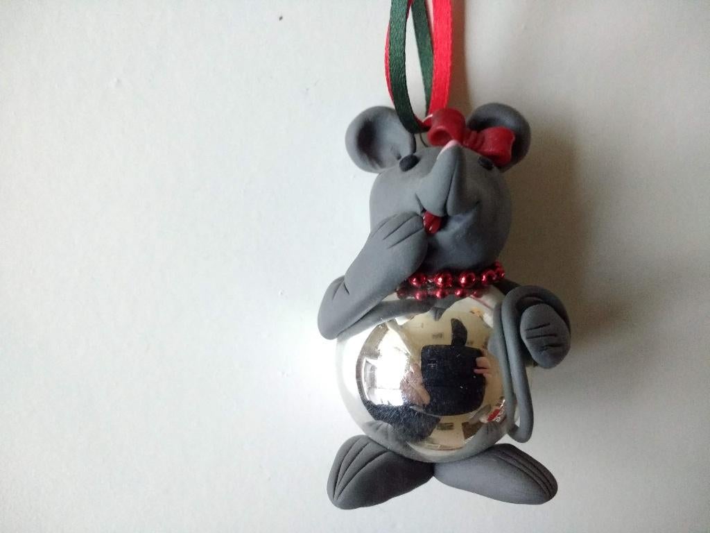 Nieuwe, handgemaakte kerstbal met muis van klei erop, Diversen, Kerst, Ophalen of Verzenden, Nieuw
