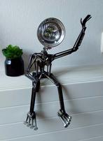 Unieke metalen figuur met koplamp hoofd, gesigneerd, Antiek en Kunst, Handgemaakt, Ophalen of Verzenden, Beeld, Modern
