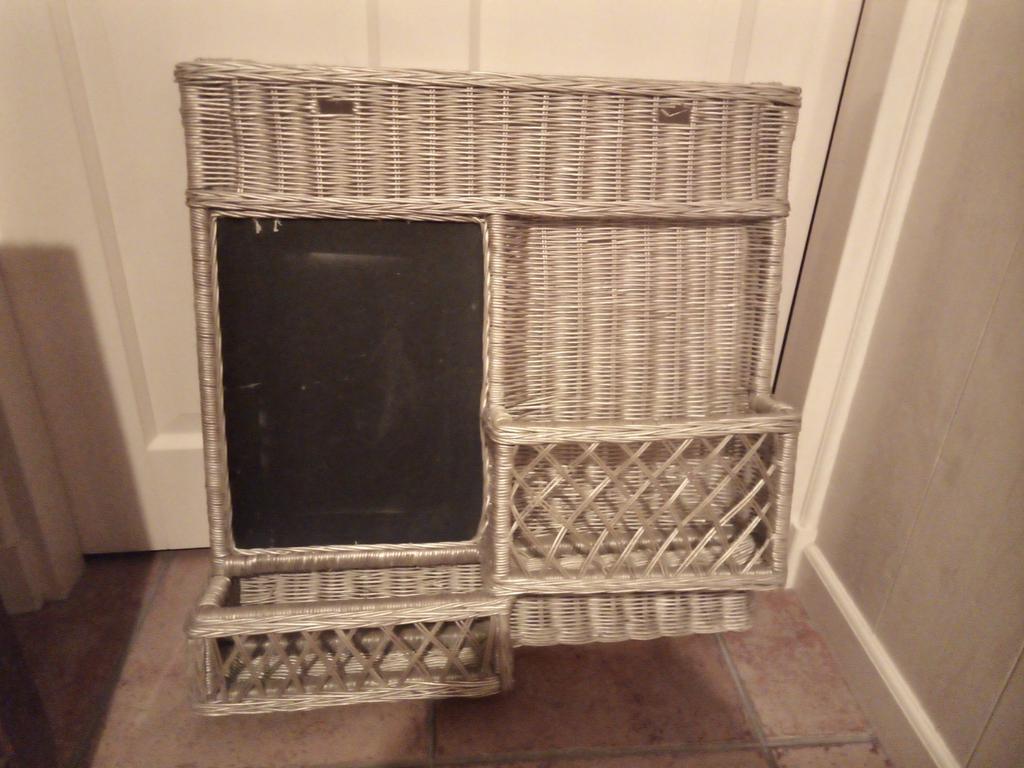 Goudkleurig rieten wandrek met krijtbord, Ophalen of Verzenden