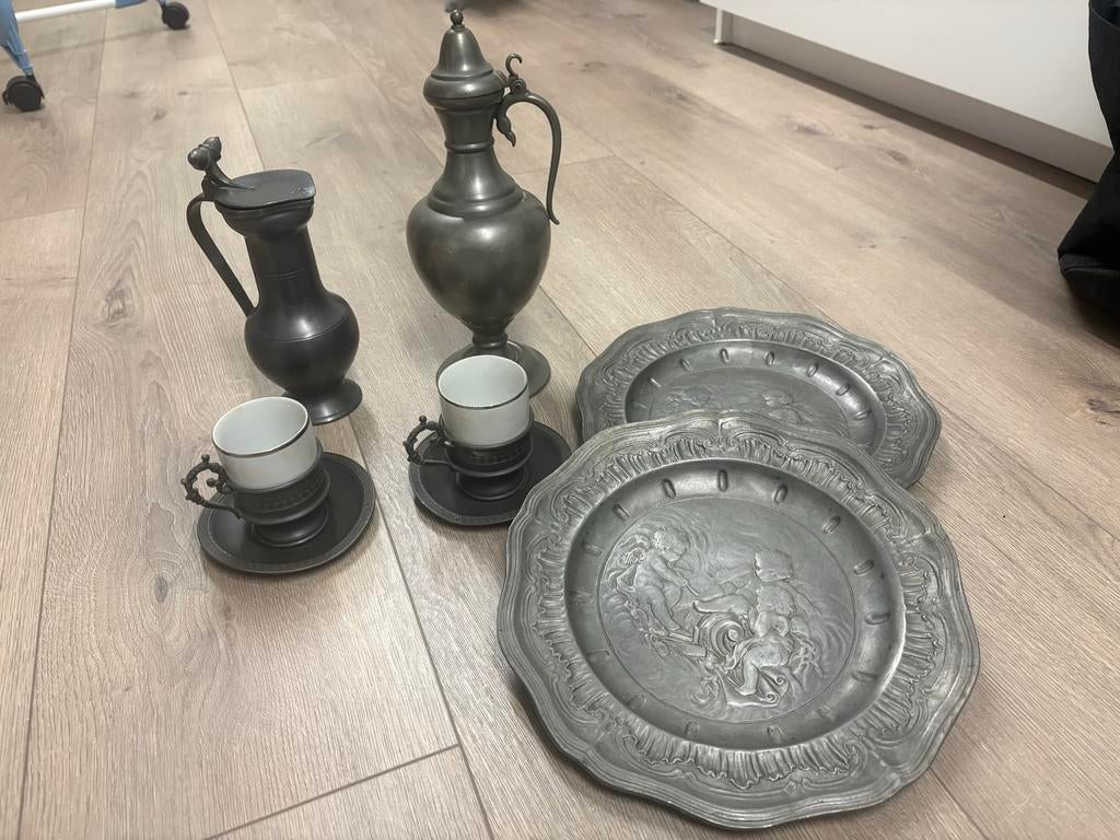 Antieke tinnen serviesset: borden, kopjes en schenkkannen, Antiek en Kunst, Ophalen of Verzenden