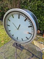 Originele metalen dubbele stationsklok met LED verlichting, Ophalen, Gebruikt, Analoog, Wandklok