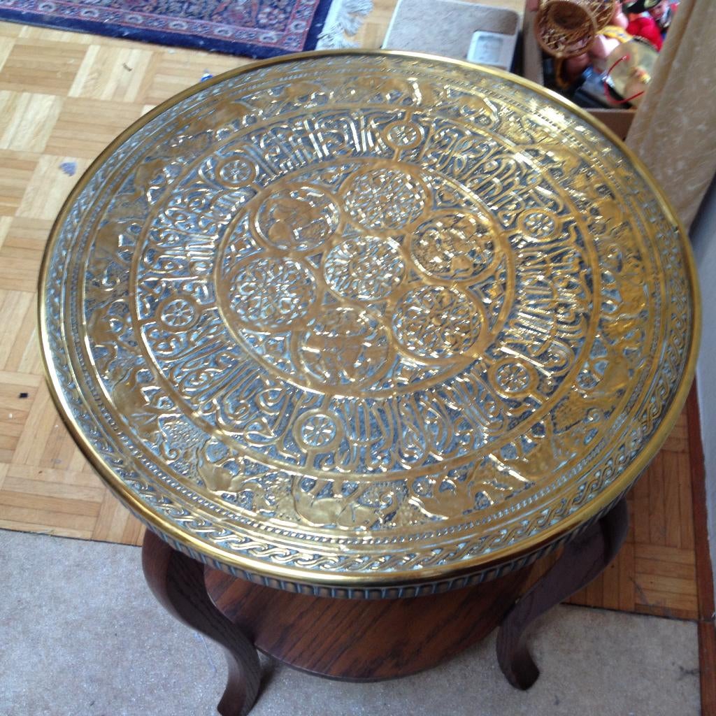 Antieke rode tafel met koperen beslag Hoog 69 cm breed 55 cm, Ophalen of Verzenden