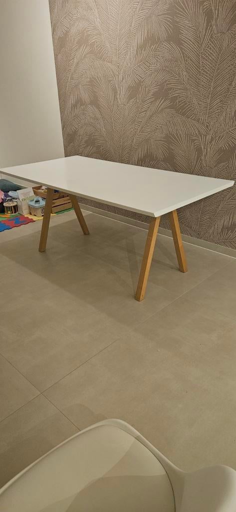 Moderne witte eettafel met houten poten, Huis en Inrichting, Ophalen, Overige materialen, Modern, Scandinavisch, 50 tot 100 cm