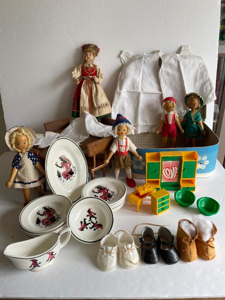 Vintage poppetjes, meubels, kleertjes, spelletjes, speldjes,, Ophalen, Gebruikt