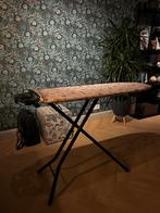 Strijkplank met geïntegreerd stroompunt en snoer, Ophalen