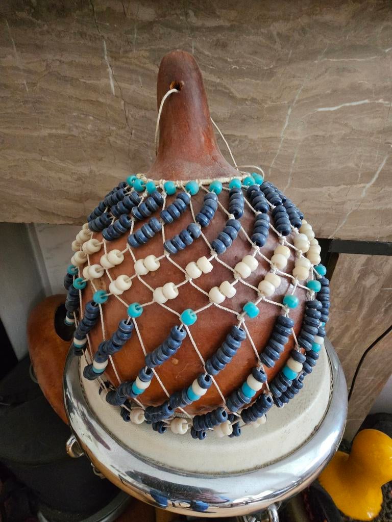 Shekere - Kalebas met blauw en witte kralen, Muziek en Instrumenten, Percussie, Ophalen of Verzenden, Trommel