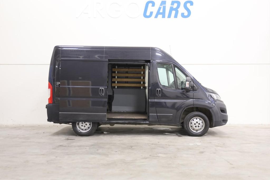 Peugeot Boxer 2.0 BlueHDI L2/H2 130PK PDC AIRCO NAVI CRUISE, Auto's, Bestelauto's, Voorwielaandrijving, Stof, Gebruikt, Zwart