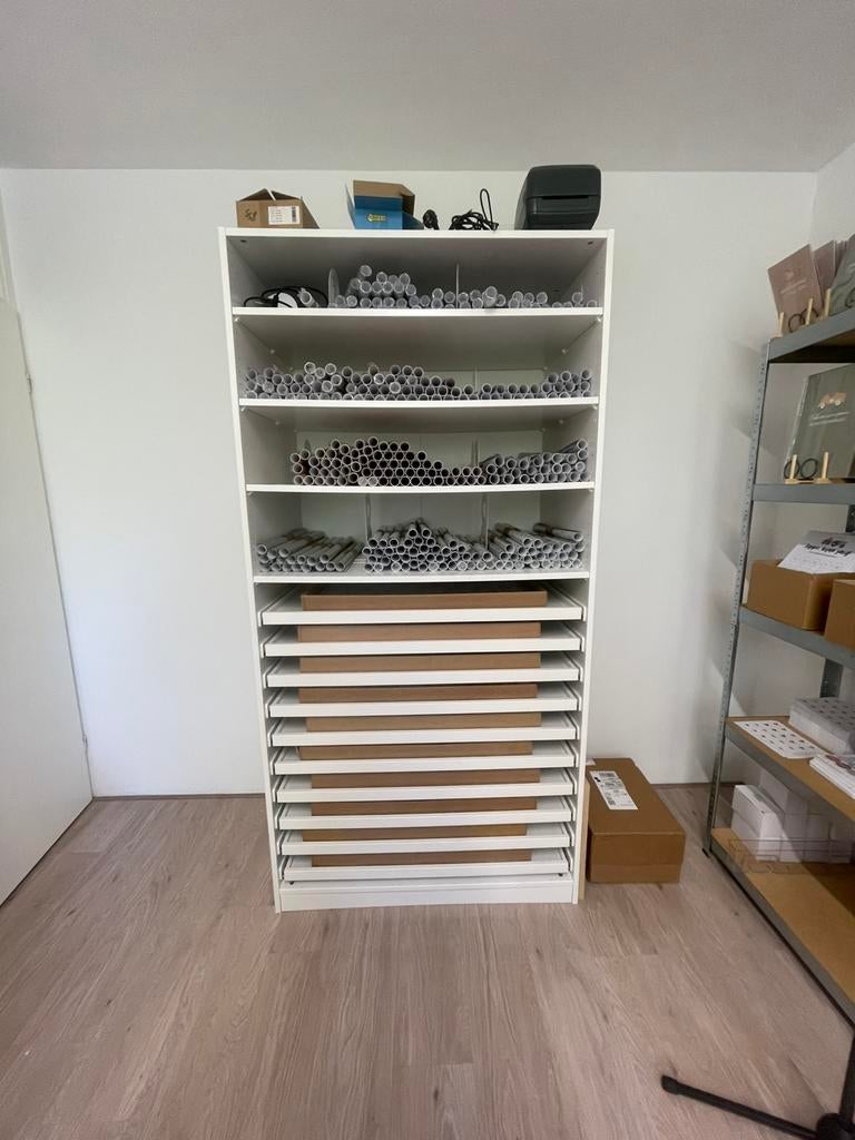 Ikea pax kast - gevuld met cadeaupapier, Diversen, Cadeaupapier, Ophalen, Zo goed als nieuw