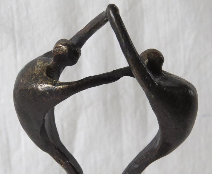 Beeldje "Verbondenheid" C. Ammerlaan, Verzamelen, Beelden en Beeldjes, Gebruikt, Mens, Ophalen of Verzenden