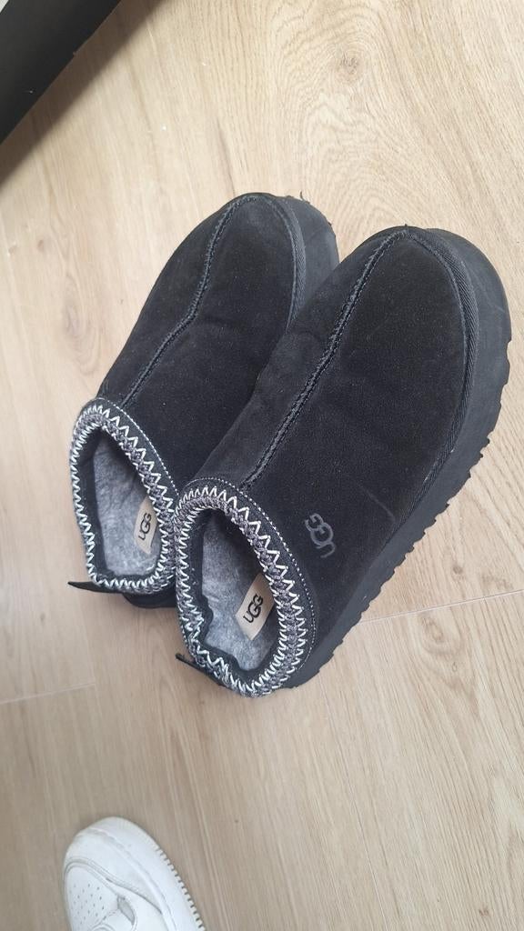 UGG pantoffels zwart maat 42, Kleding | Dames, Schoenen, Ophalen of Verzenden