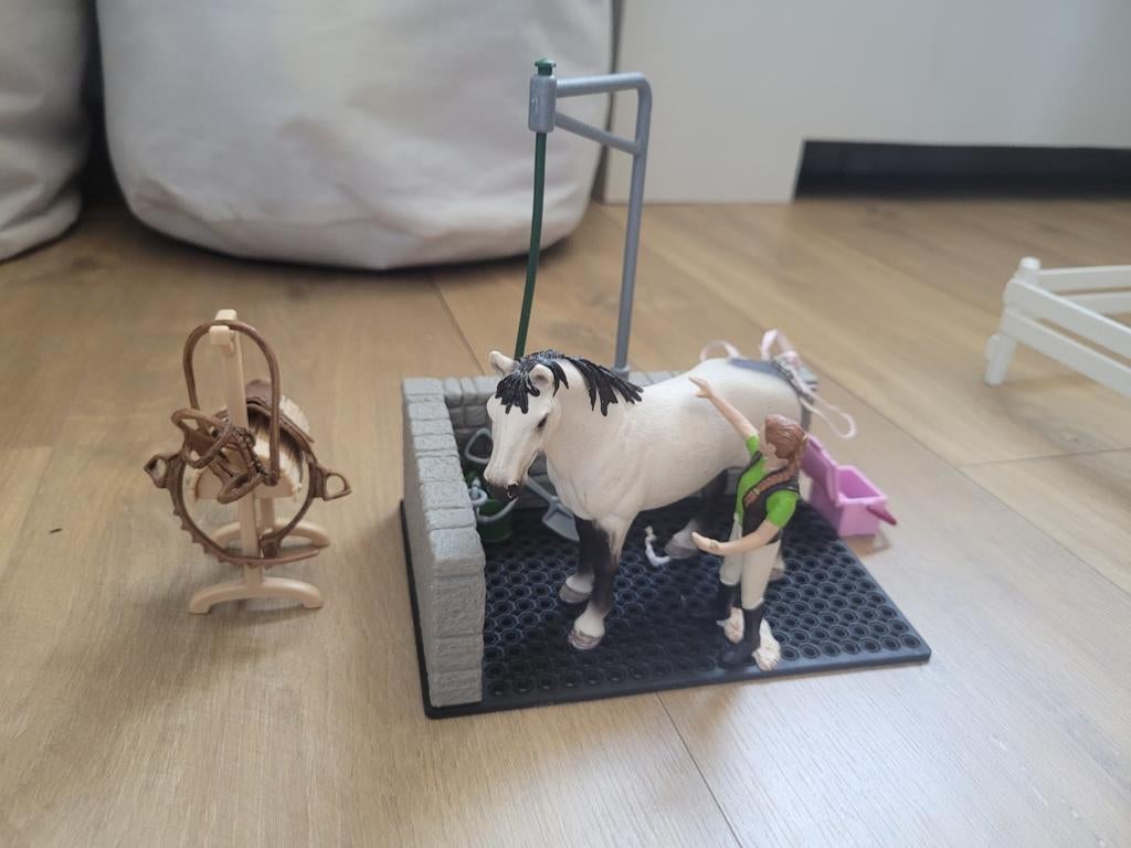 Schleich Paarden Poetsplaats met Paard en Ruiter, Ophalen of Verzenden, Zo goed als nieuw