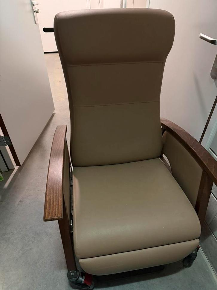 Comfortabele zorgstoel met wielen, Diversen, Verpleegmiddelen, Zo goed als nieuw, Ophalen