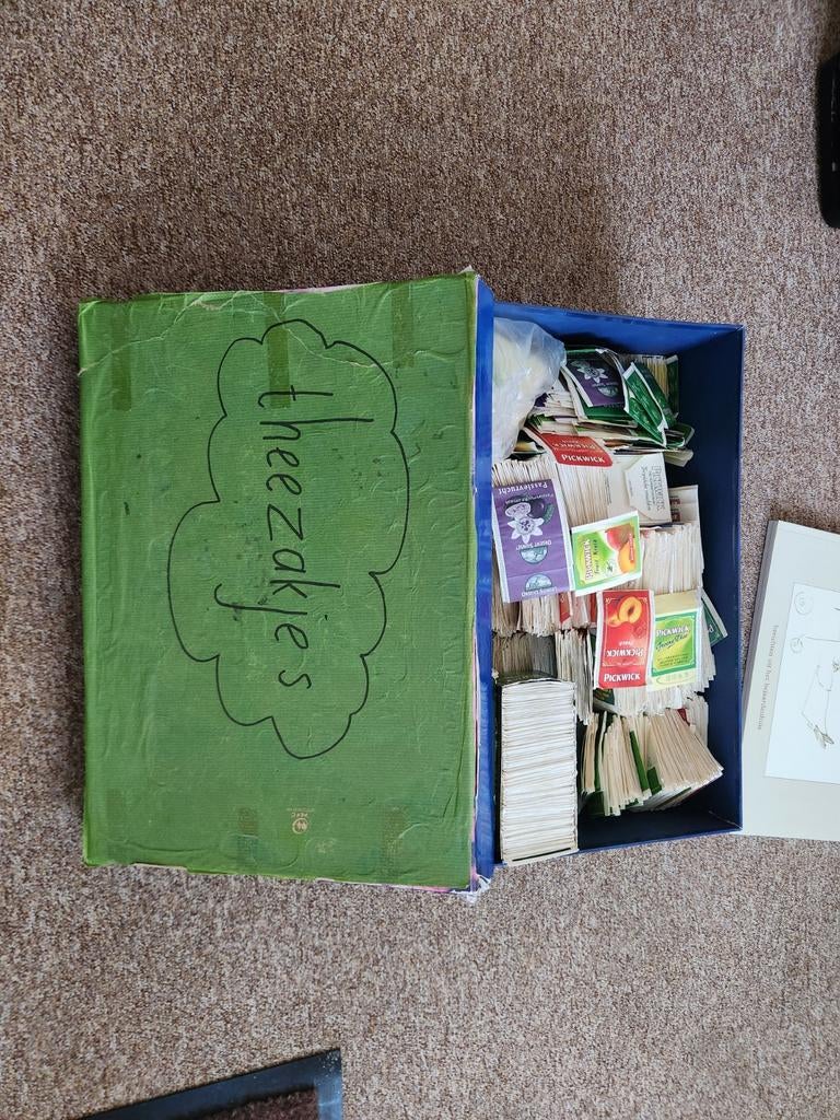 Gratis theezakjes in opbergdoos, Hobby en Vrije tijd, Theezakjes, Ophalen, Theezakje(s), Vol