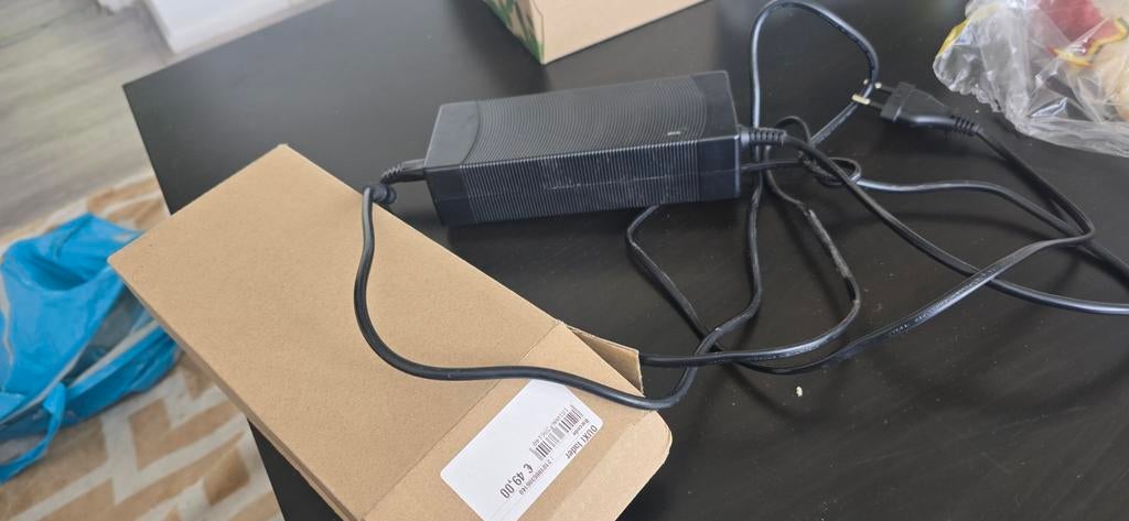 Oplader voor elektrische fiets/scooter (48V), Ophalen of Verzenden, Zo goed als nieuw