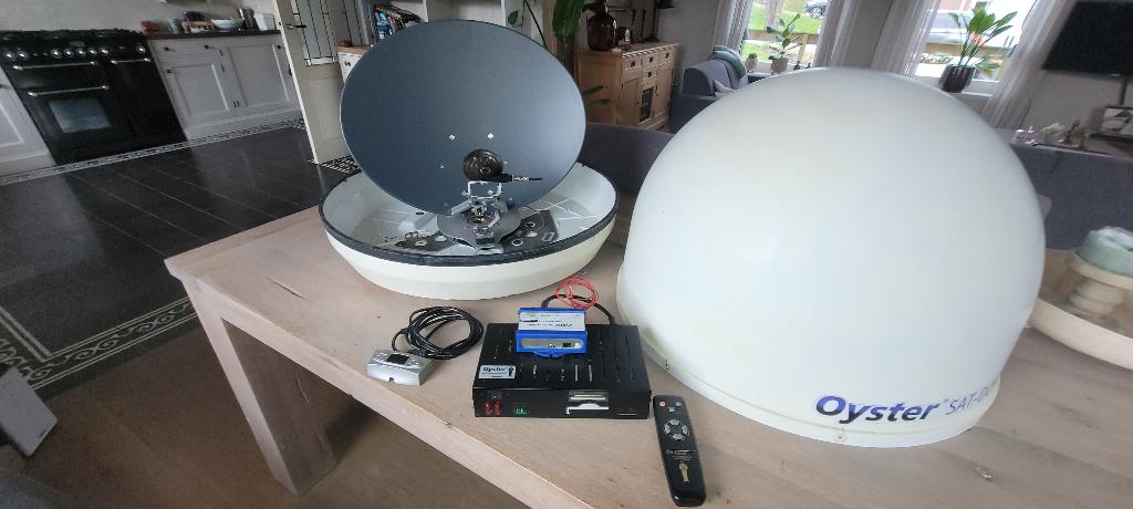 Oyster Sat dom (HDTV) Sat. antenne, zelfrichtend + ontvanger, Ophalen, Gebruikt, (Schotel)antenne, Overige merken