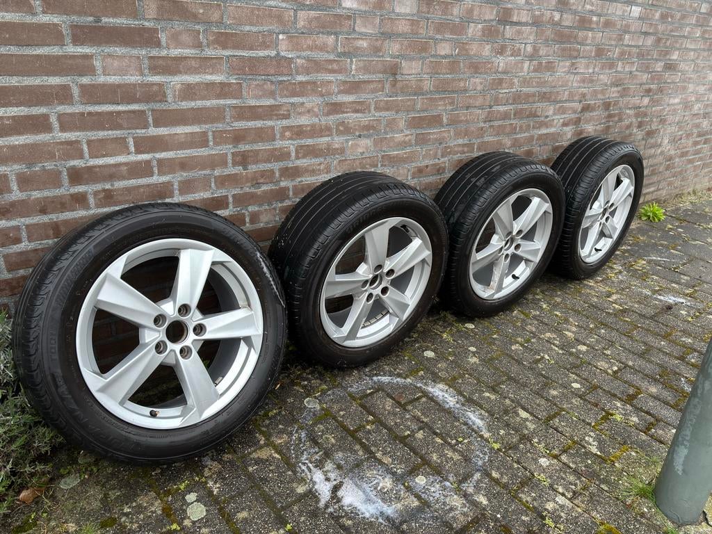 Originele Audi Velg 17” - 81A601025B m Bridgestone zomerband, Auto-onderdelen, Ophalen, Gebruikt, Volkswagen