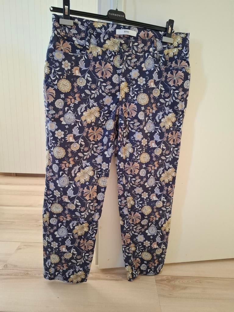 Brax Feel Good blauwe bloemenprint broek maat 44, Maat 42/44 (L), Ophalen of Verzenden, Zo goed als nieuw, Driekwart