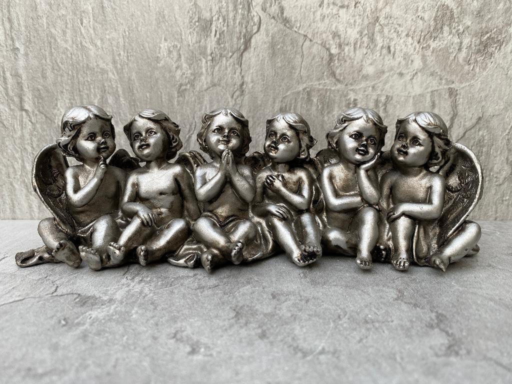Beeld van zes engeltjes – polystone, Verzamelen, Beelden en Beeldjes, Zo goed als nieuw, Religie, Ophalen of Verzenden