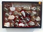 Verzameling kristallen en mineralen in doos, Verzamelen, Mineralen en Fossielen, Ophalen of Verzenden, Mineraal