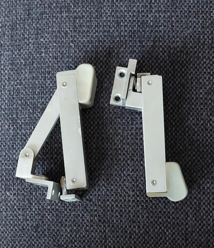 2 Identieke solide raamuitzetters., Doe-het-zelf en Verbouw, Hang- en Sluitwerk, Overige typen, Ophalen of Verzenden