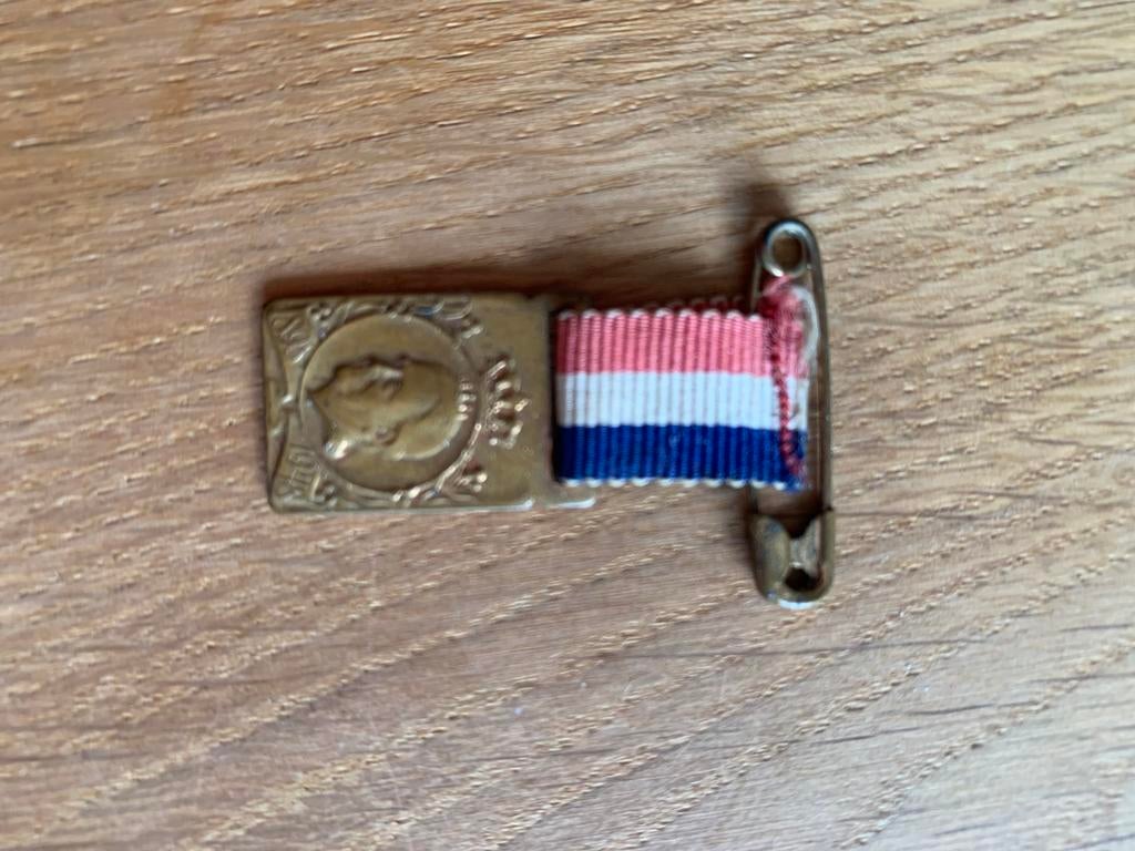 Koninklijk huis, oud speldje, Verzamelen, Speldjes, Pins en Buttons, Ophalen of Verzenden, Gebruikt, Overige onderwerpen