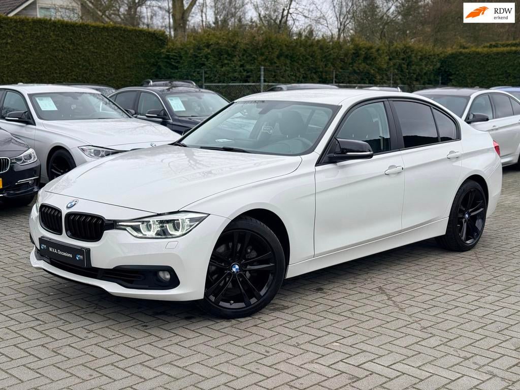 BMW 3-serie 318i Luxury Sport|Carplay|18 inch|Climate contro, Auto's, Automaat, Gebruikt, Leder en Stof, Wit