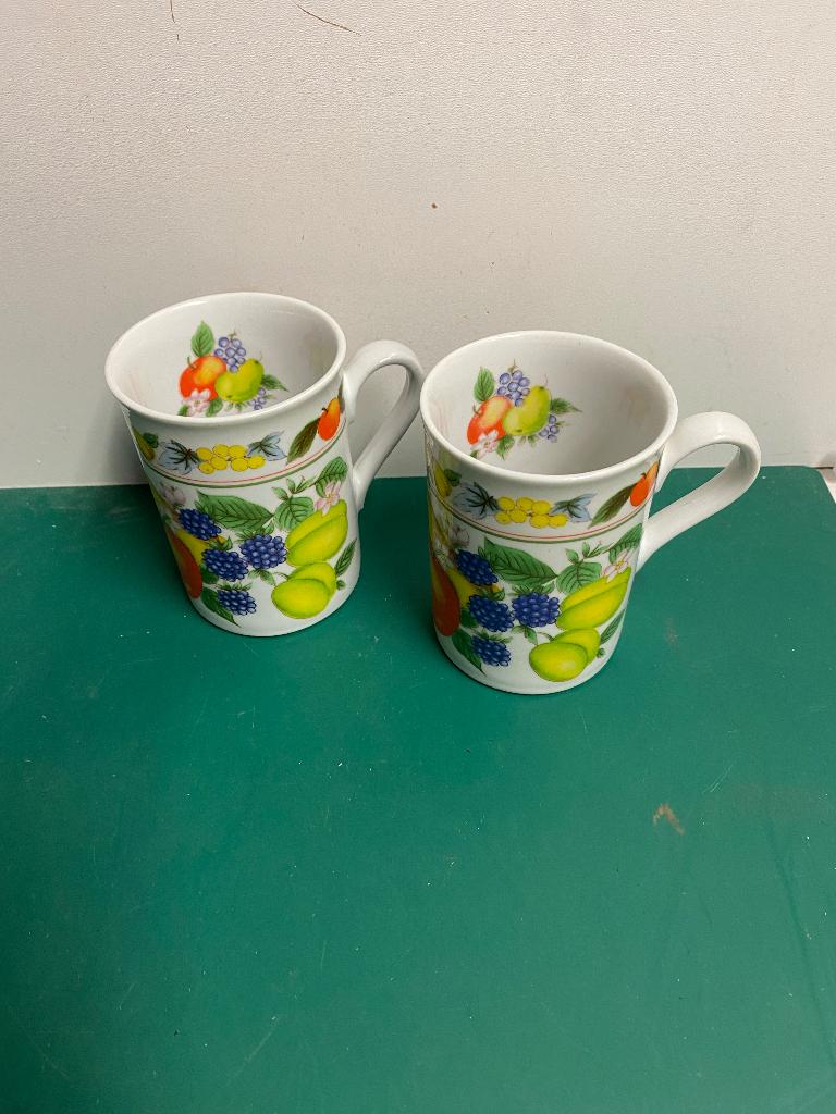 Twee leuke bekers, Huis en Inrichting, Keuken | Servies, Keramiek, Ophalen of Verzenden, Zo goed als nieuw, Overige stijlen