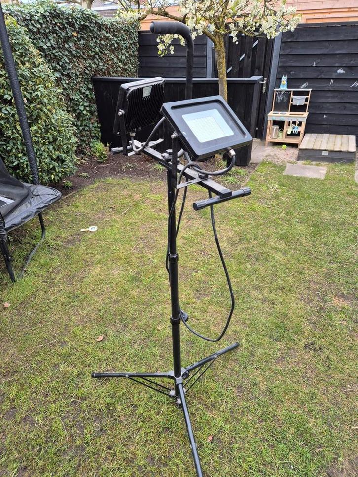 Dubbele LED bouwlamp met statief 2x50W, Doe-het-zelf en Verbouw, Bouwverlichting, Gebruikt, Lamp met armatuur, 50 tot 200 watt