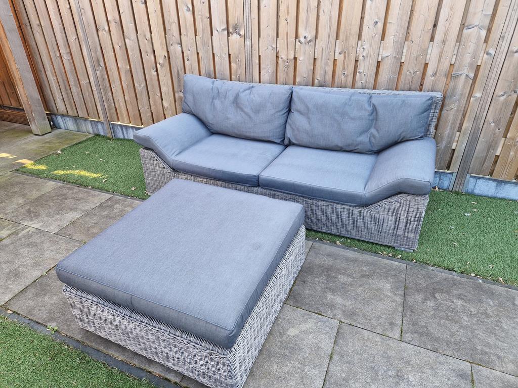 Rotan Loungebank Royal lifestyle Grijze Kussens Poef/Tafel, Ophalen, Gebruikt, Rotan, 3 zitplaatsen