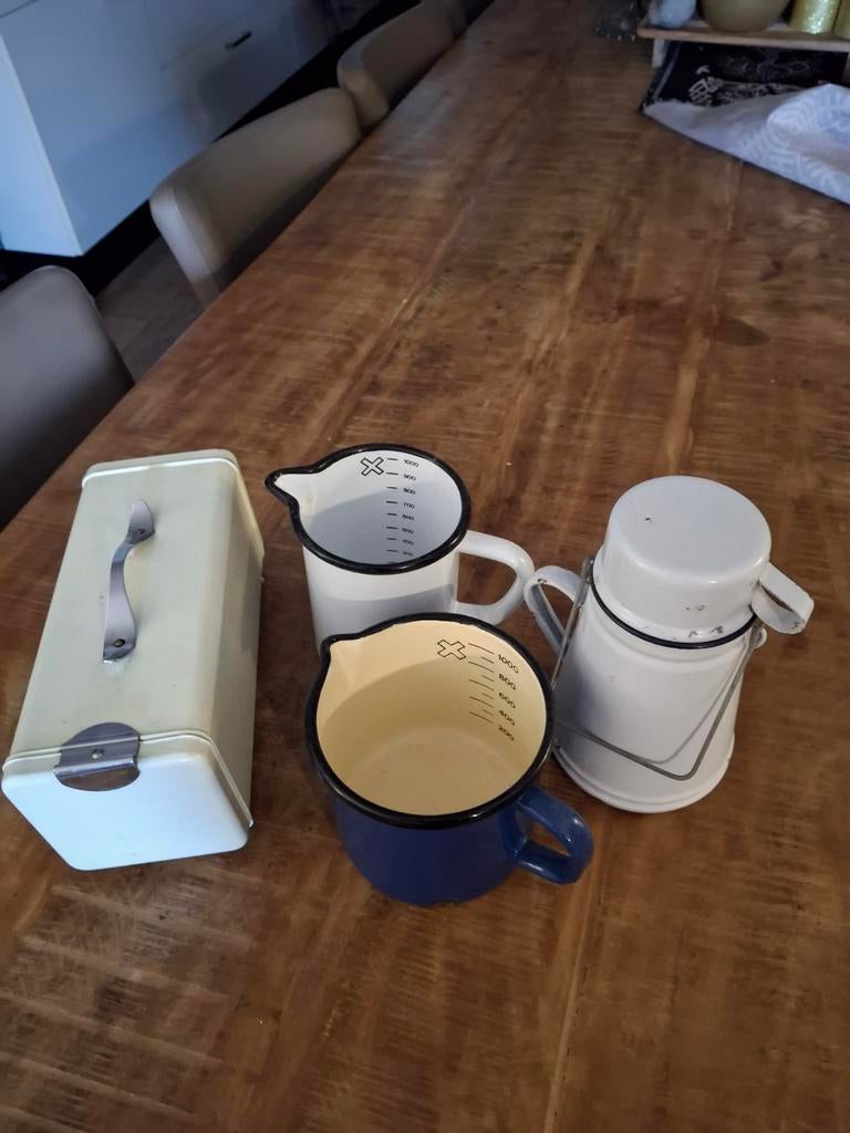 4 Vintage emaille set: melkkan, maatbekers en koektrommel, Antiek en Kunst, Curiosa en Brocante, Ophalen of Verzenden