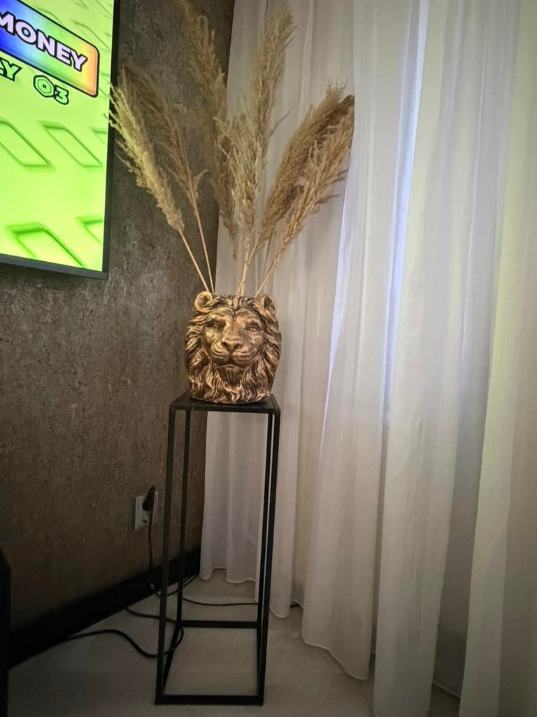 Pilaar met leeuwenkop vaas + pampas pluimen compleet., Ophalen, Zo goed als nieuw