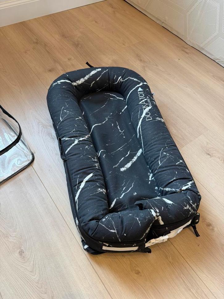 Dockatot Deluxe+ babynestje - Zwart wit marmer, Kinderen en Baby's, Babywiegjes en Ledikanten, Zo goed als nieuw, Overige typen