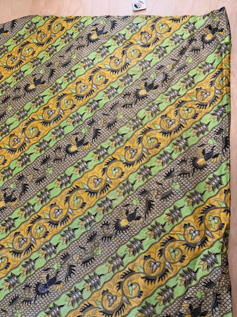 Batik stof met traditioneel patroon - Nieuw, Overige materialen, Geel, Nieuw, Ophalen of Verzenden