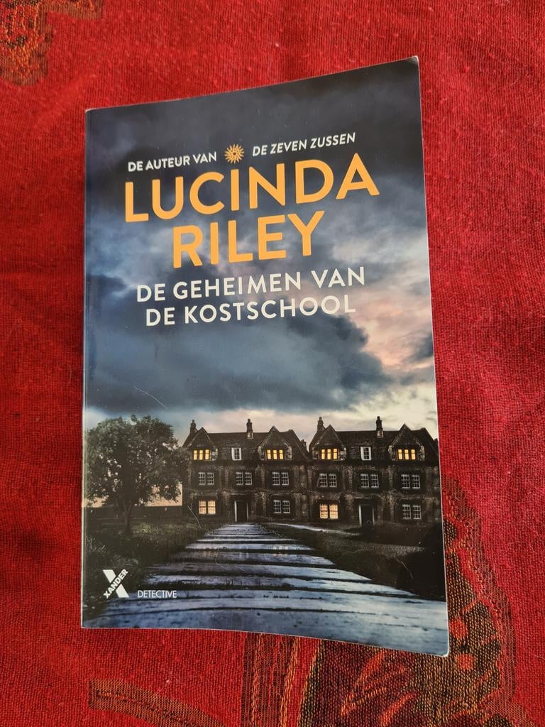 Lucinda Riley De geheimen van de kostschool, Ophalen of Verzenden, Gelezen, Lucinda Riley