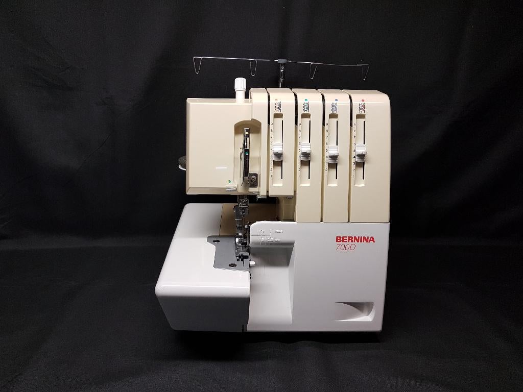 Bernina lockmachine., Hobby en Vrije tijd, Naaimachines en Toebehoren, Zo goed als nieuw, Naaimachine, Bernina, Ophalen of Verzenden