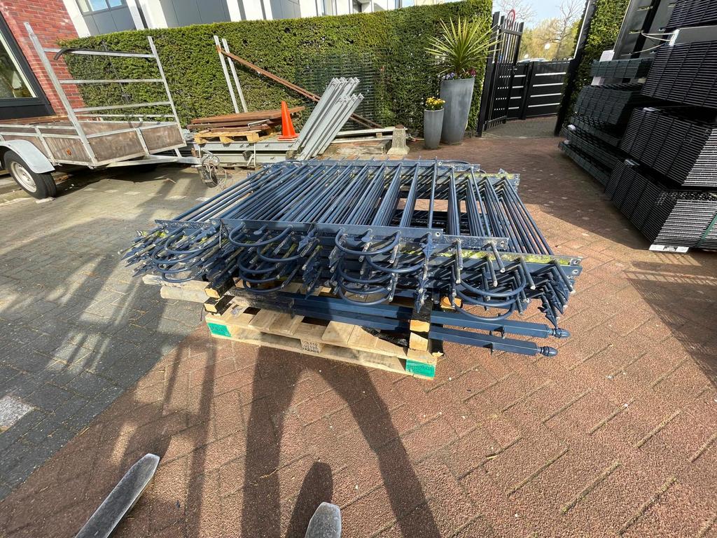 2ehands:Meer dan 15 meter blauw sierhekwerk plus sierpoort, Ophalen, Met poort, Gebruikt, Sierhekwerk