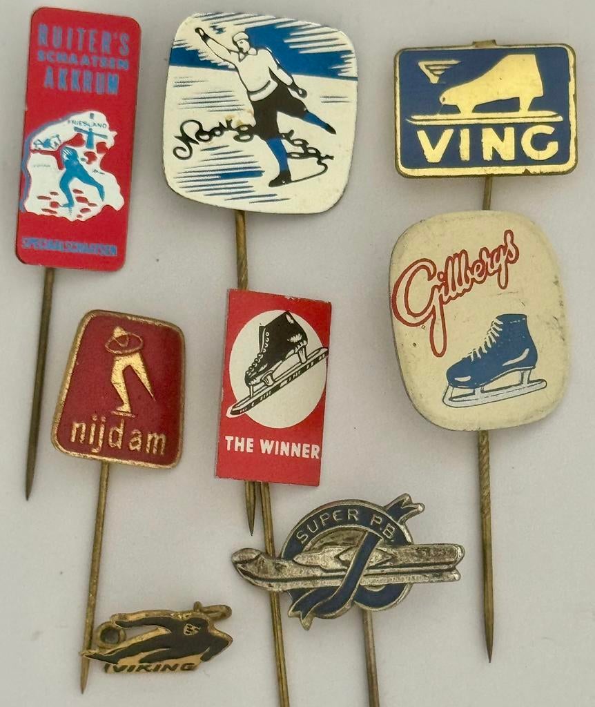 8 Schaats merken Speldjes/broche, Verzamelen, Speldjes, Pins en Buttons, Ophalen of Verzenden, Zo goed als nieuw, Merk, Speldje of Pin