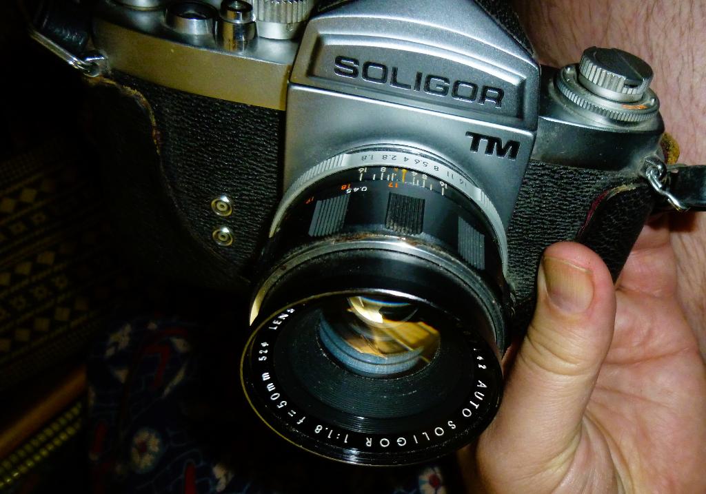 SOLIGOR TM JAPAN IN LEDEREN HOES VINTAGE DECO WERKEND FYSIEK, Audio, Tv en Foto, Fotocamera's Analoog, Ophalen, Gebruikt, Spiegelreflex