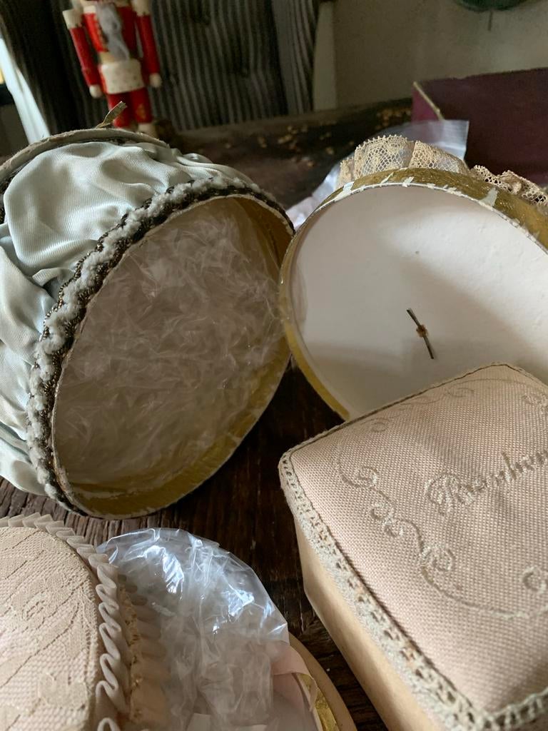 Set van 3 Antieke Stoffen Dozen met Kant - Vintage Decoratie, Ophalen of Verzenden