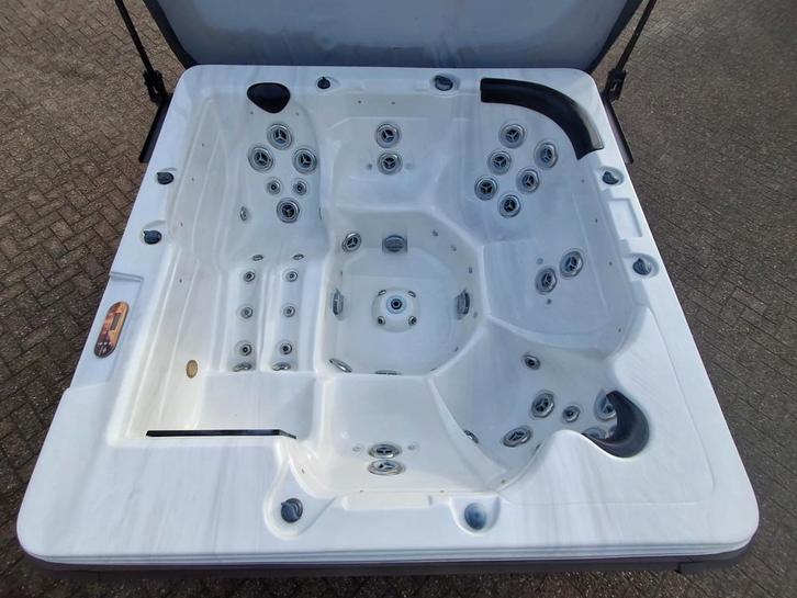 6 persoons jacuzzi ‍️ Extreem zuinig model ‼️goed geïsoleerd, Tuin en Terras, Bubbelbaden en Hottubs, Nieuw, Filter, Ophalen of Verzenden
