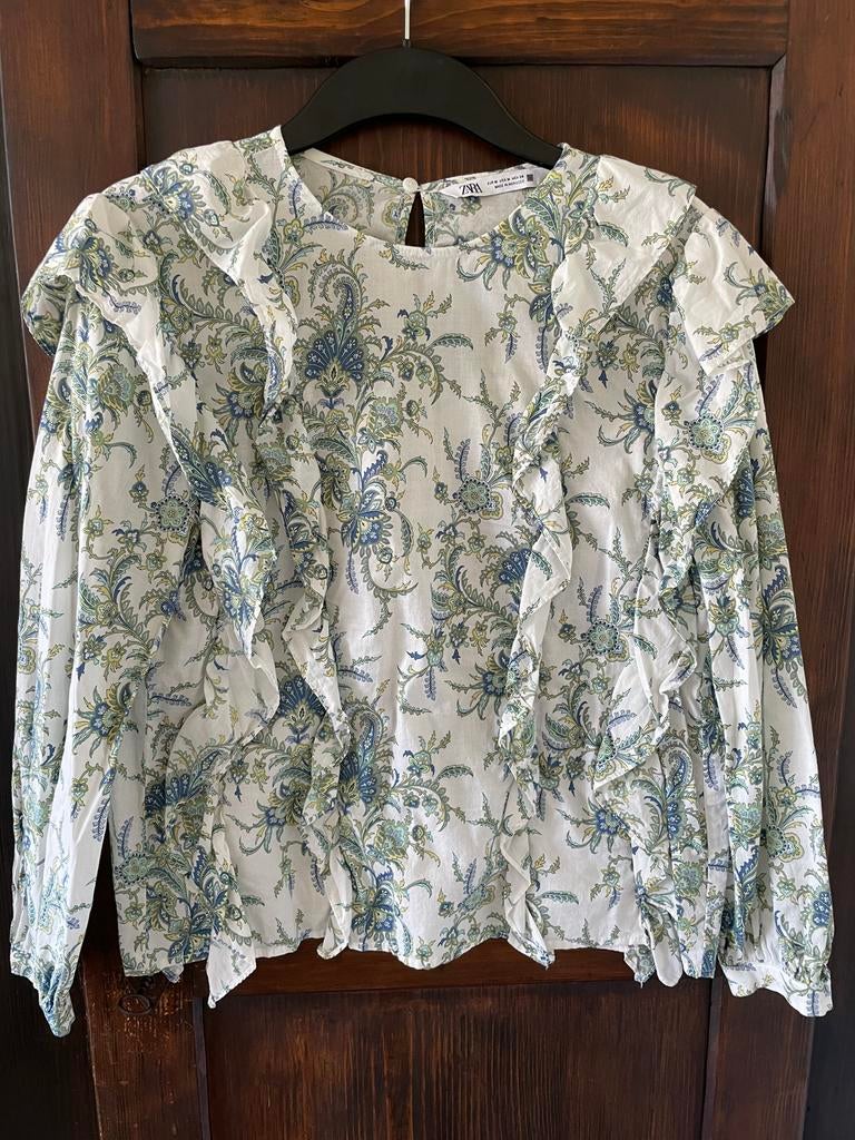 Wit met groen blousje met volants/ ruches van Zara maat M, Kleding | Dames, Blouses en Tunieken, Ophalen of Verzenden, Zo goed als nieuw