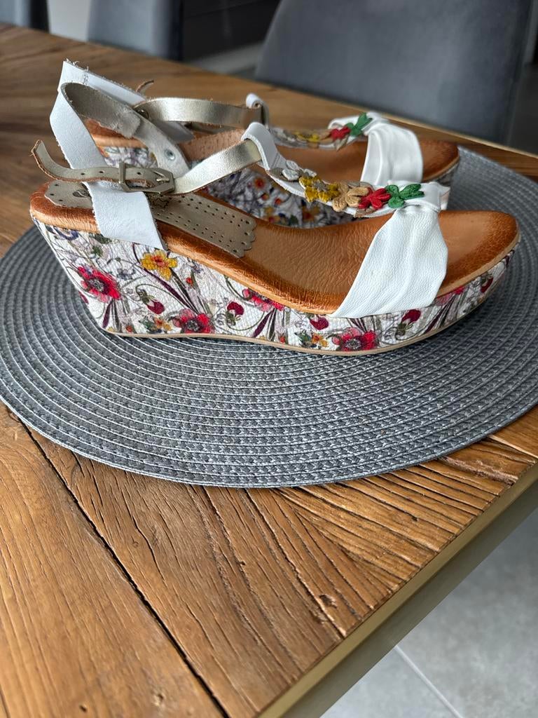 Marila Colours Sandalen met Bloemenprint - Maat 39, Kleding | Dames, Wit, Zo goed als nieuw, Sandalen of Muiltjes, Ophalen of Verzenden