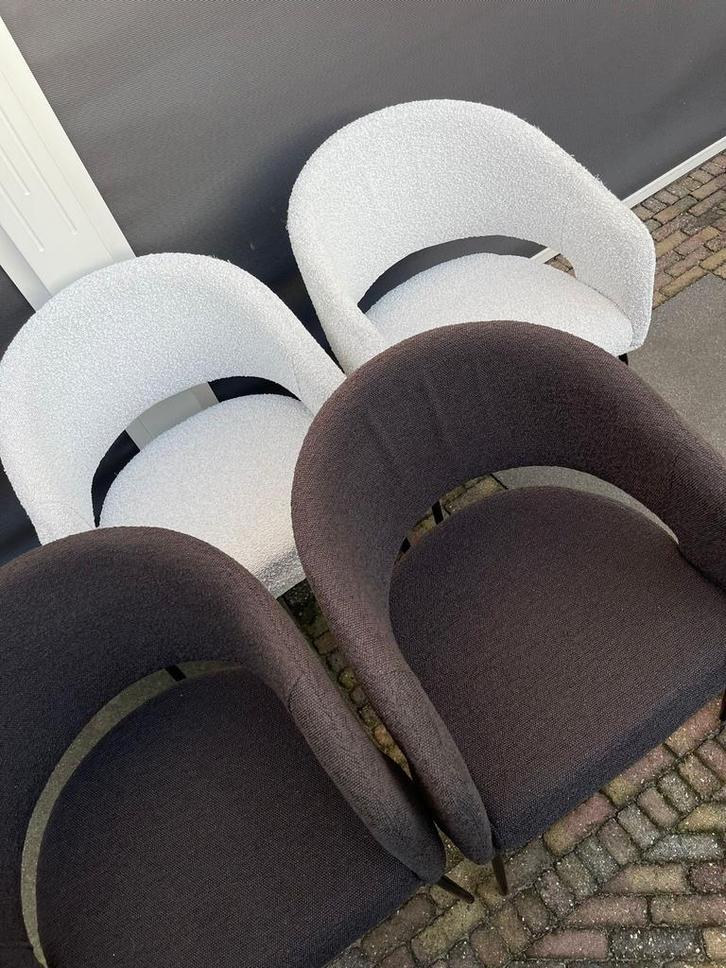 4x Karwei eetkamerstoel Eden wit bouclé en Zwarte stof, Huis en Inrichting, Stoelen, Gebruikt, Vier, Stof, Wit, Ophalen
